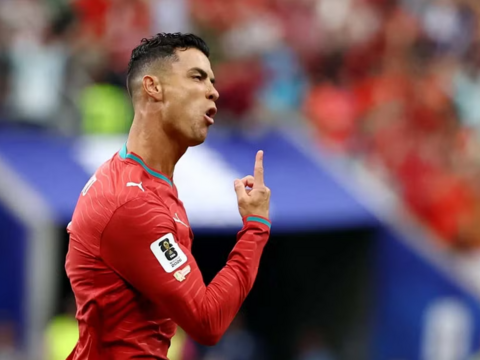 Ronaldo 'ngó lơ' câu hỏi về Messi