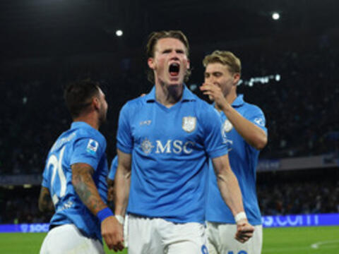 Roma níu chân Napoli, Lazio chiếm đỉnh Serie A