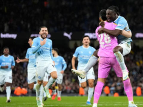 Man City thoát hiểm, trả món nợ cho Brighton sau 18 năm