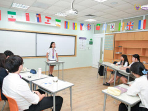Học sinh trung học chinh phục sân chơi tranh biện, hùng biện bằng tiếng Anh