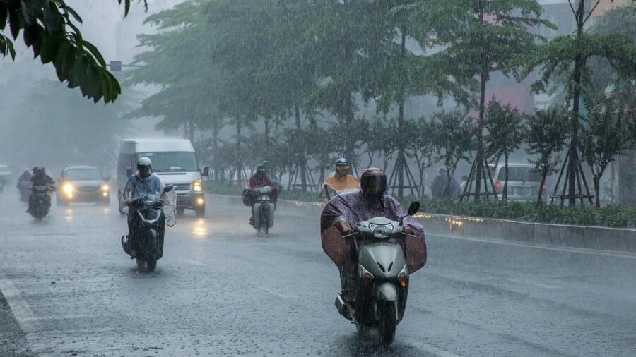 Bắc Bộ và Trung Bộ mưa dông rải rác