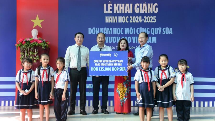 Vinamilk trao gần 200.000 hộp sữa tặng trẻ em ngày tựu trường