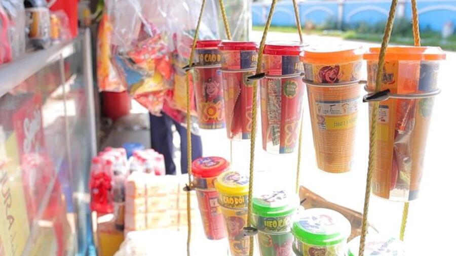 'Ma trận' bánh kẹo bẩn trước cổng trường và bài toán xử lý tận gốc