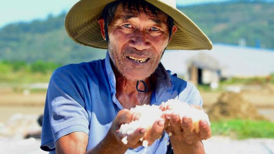 Diêm dân Thanh Hoá oằn mình giữa ‘chảo lửa’ làm muối