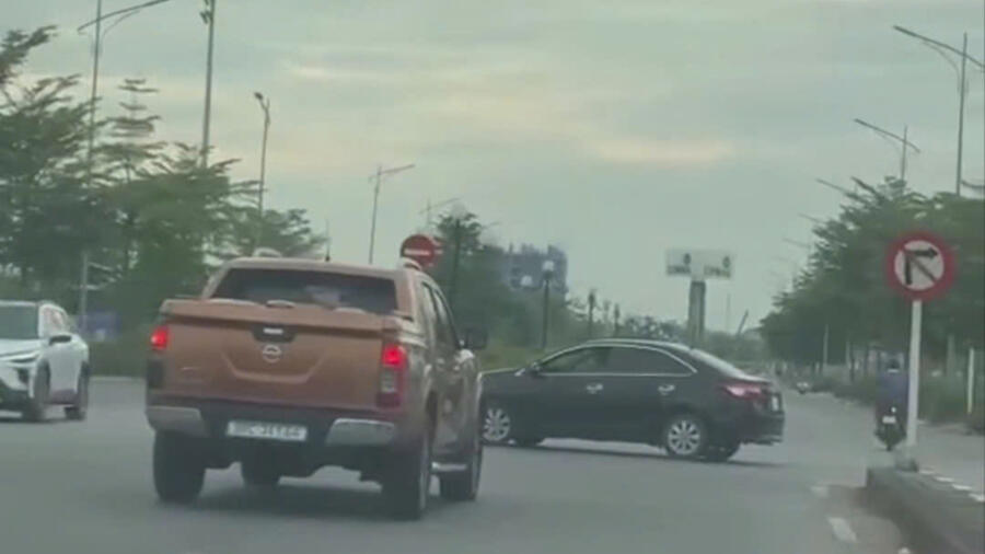 Bị phạt vì quay đầu ô tô tại đầu cầu vượt