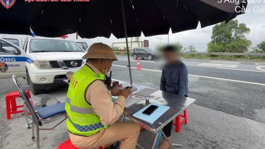 Xử phạt nam thanh niên điều khiển xe mô tô đi vào đường cao tốc