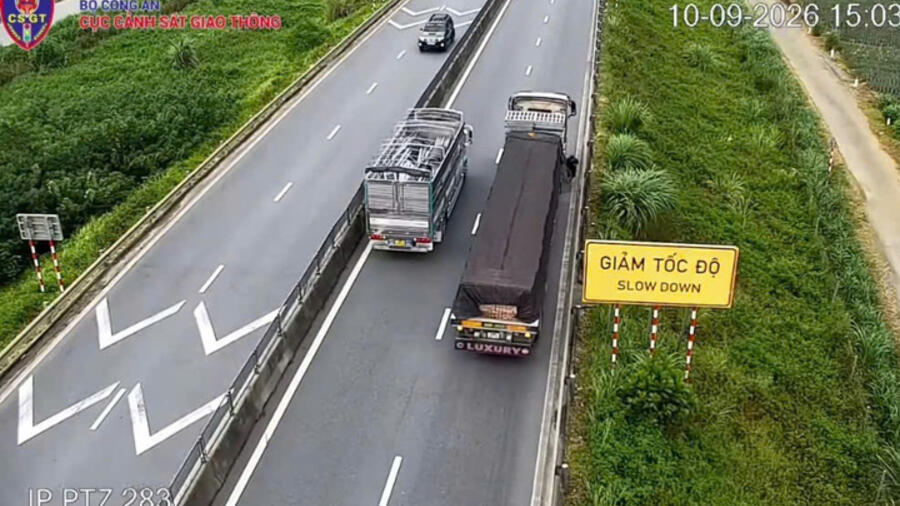 Xử phạt hai trường hợp dừng xe trên cao tốc không đặt biển cảnh báo
