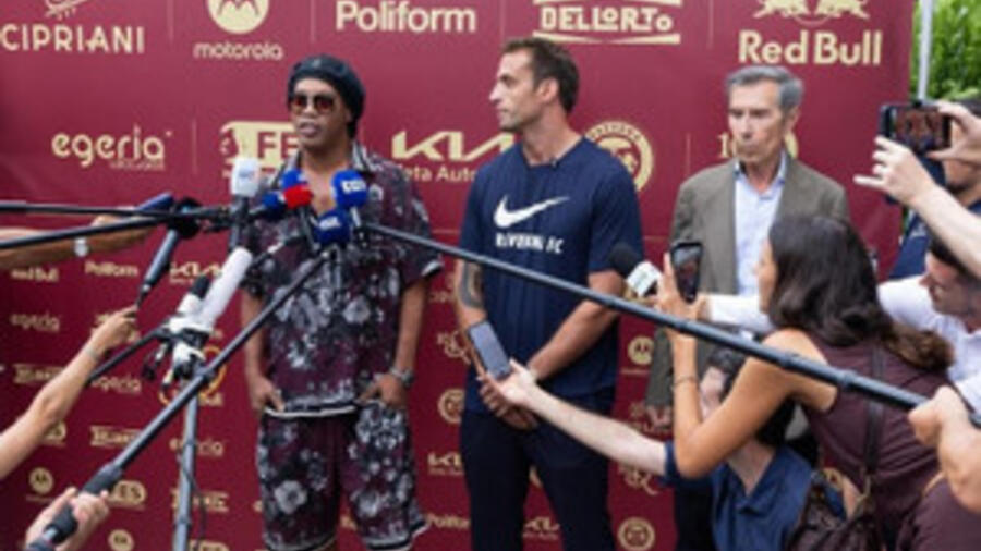 Ronaldinho tái xuất khó tin ở tuổi 46