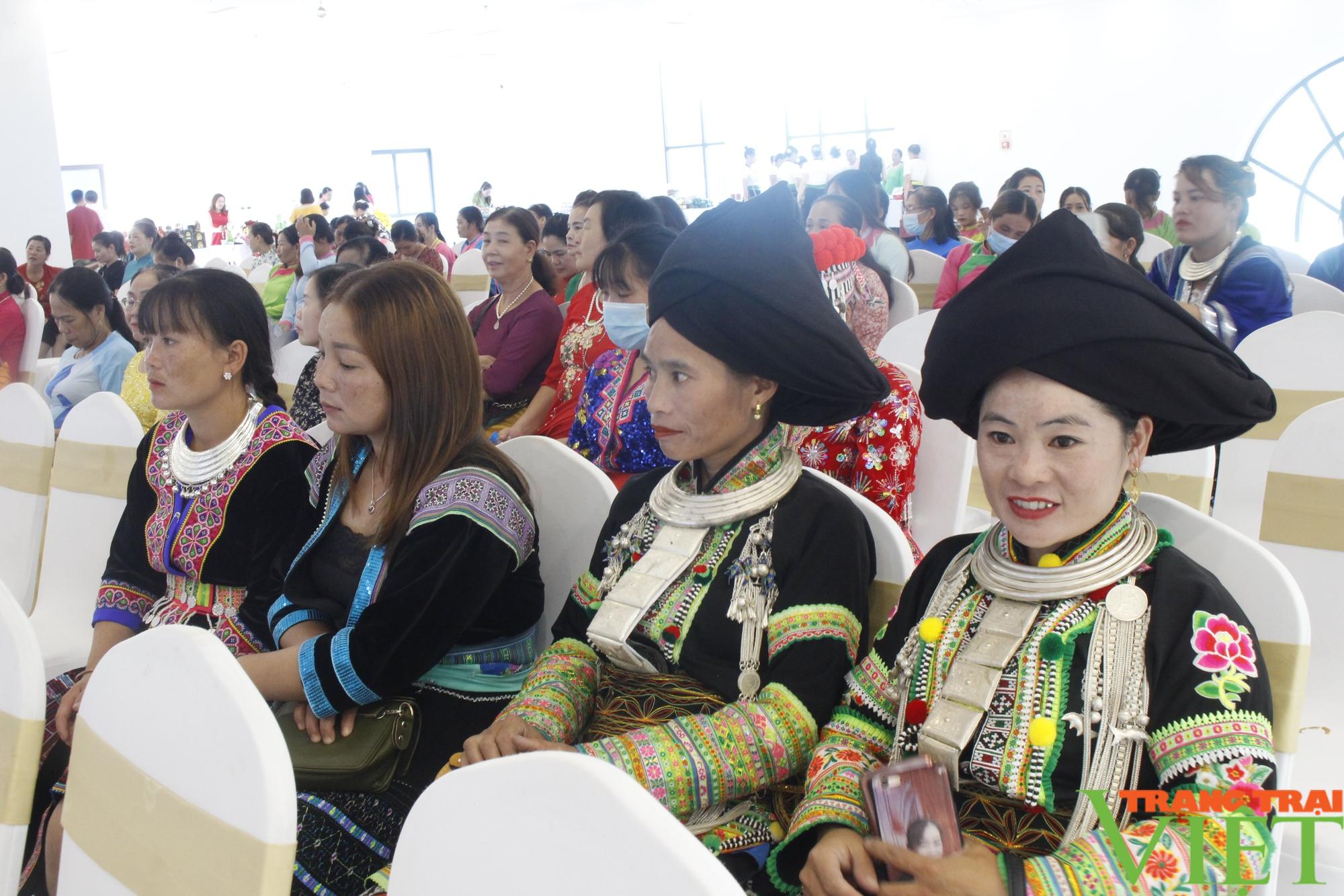 Lai Châu: Trao đổi, giới thiệu sản phẩm phụ nữ khởi nghiệp - Ảnh 2. Lai Châu: Trao đổi, giới thiệu sản phẩm phụ nữ khởi nghiệp - Ảnh 2.
