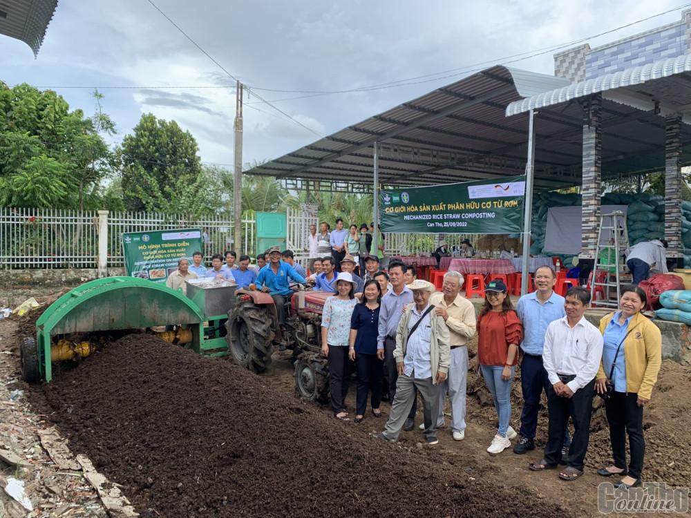 Hỗ trợ nông dân sử dụng rơm rạ làm phân bón hữu cơ