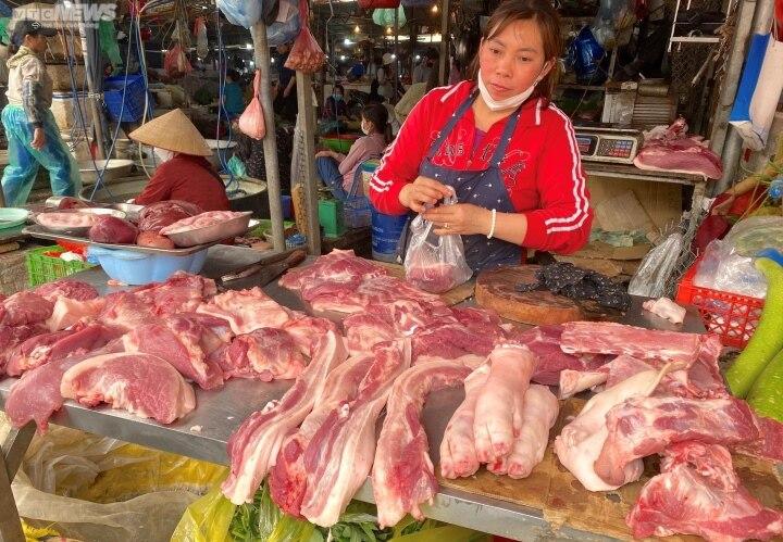 Giá heo hơi chạm đáy: Vì sao người tiêu dùng vẫn phải mua thịt heo giá cao ngất? - Ảnh 1. Giá heo hơi chạm đáy: Vì sao người tiêu dùng vẫn phải mua thịt heo giá cao ngất? - Ảnh 1.