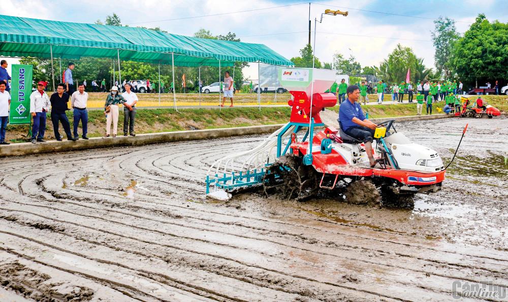 Thúc đẩy áp dụng cơ giới hóa gieo sạ chính xác Nông dân xem trình diễn gieo sạ chính xác bằng máy tại Viện Lúa ĐBSCL ở huyện Thới Lai, TP Cần Thơ.