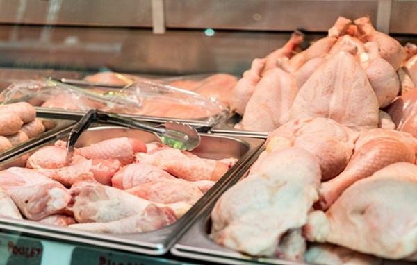Hàng chục ngàn tấn gà thải loại được nhập lậu mỗi tháng - Ảnh 1. Hàng chục ngàn tấn gà thải loại được nhập lậu mỗi tháng - Ảnh 1.