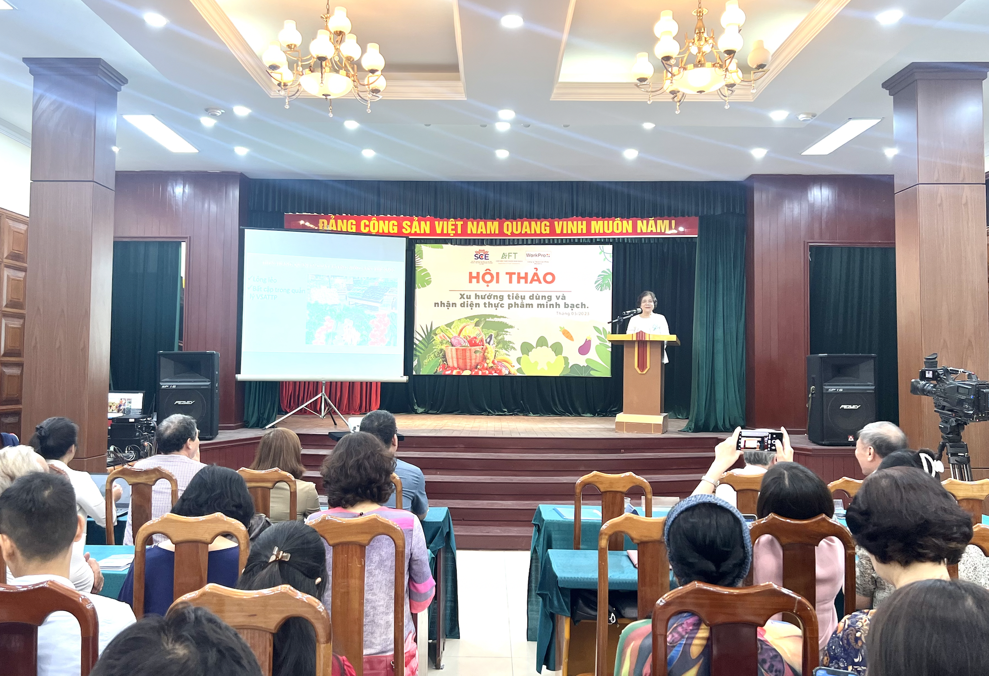 Nghịch lý thực phẩm sạch: "Kẻ ăn không hết người lần chẳng ra" - Ảnh 1. Nghịch lý thực phẩm sạch: "Kẻ ăn không hết người lần chẳng ra" - Ảnh 1.