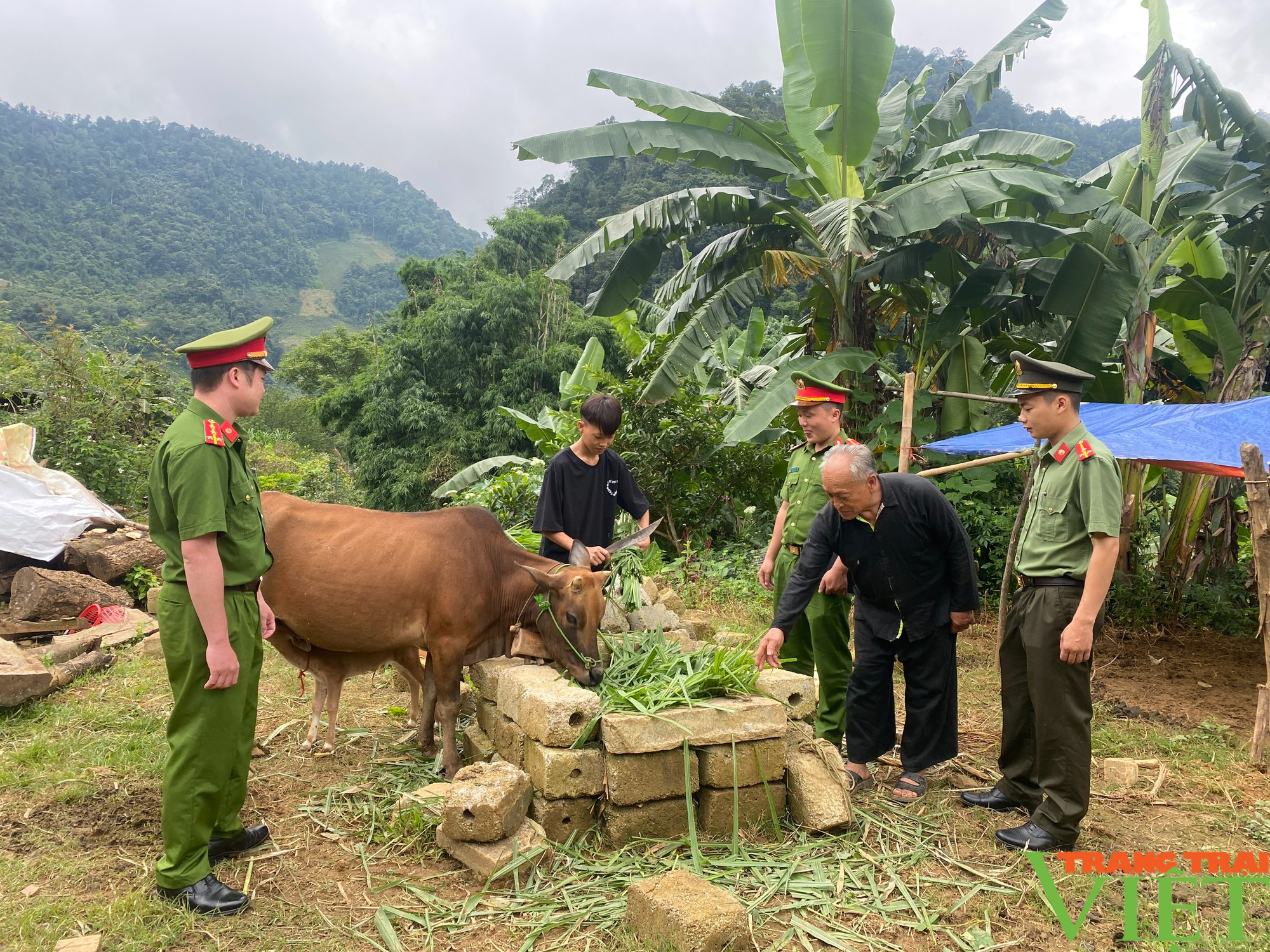 Phát huy vai trò người có uy tín trong đồng bào dân tộc thiểu số tại các bản vùng cao - Ảnh 4. Phát huy vai trò người có uy tín trong đồng bào dân tộc thiểu số tại các bản vùng cao - Ảnh 4.