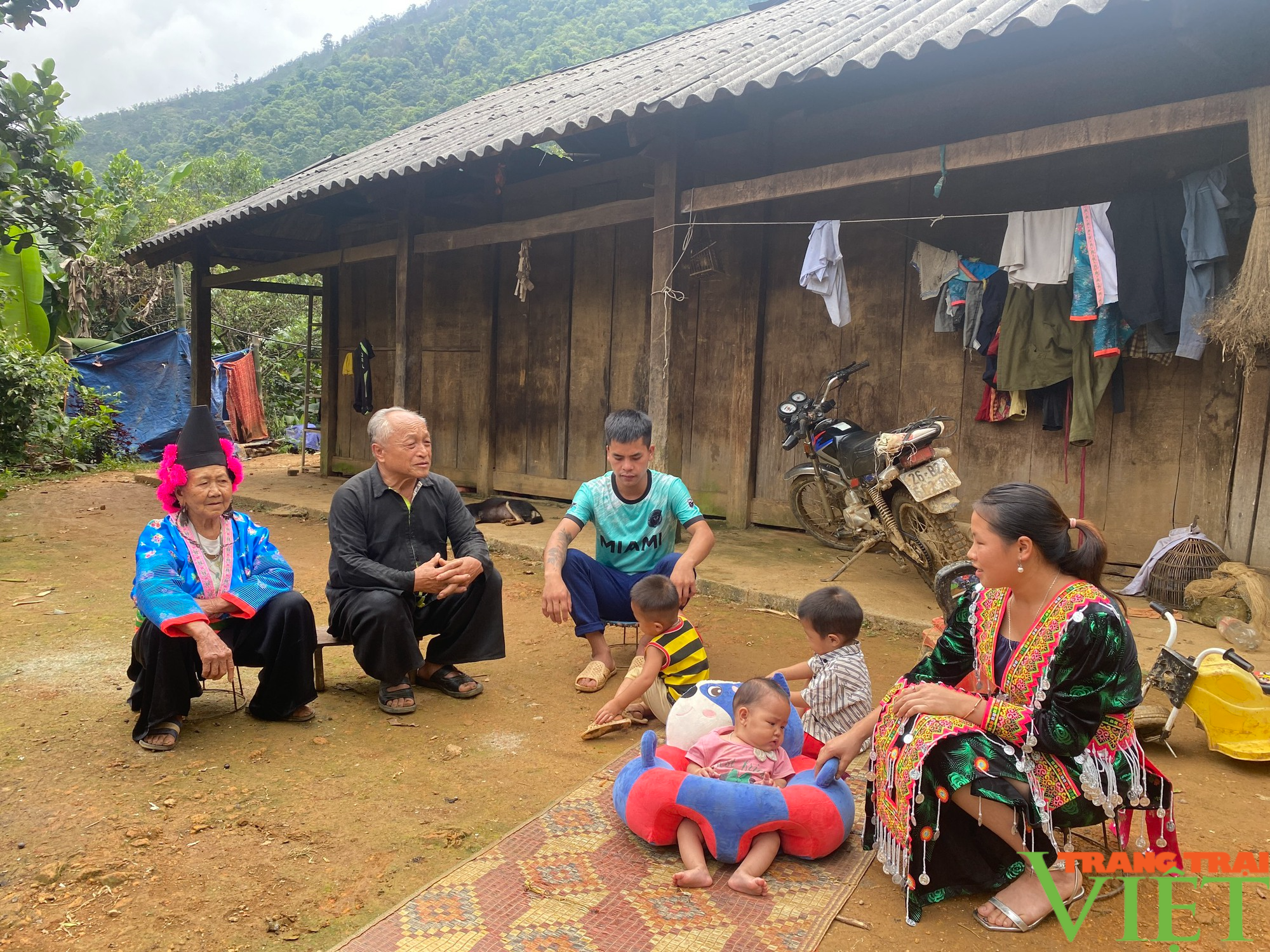 Phát huy vai trò người có uy tín trong đồng bào dân tộc thiểu số tại các bản vùng cao - Ảnh 2. Phát huy vai trò người có uy tín trong đồng bào dân tộc thiểu số tại các bản vùng cao - Ảnh 2.