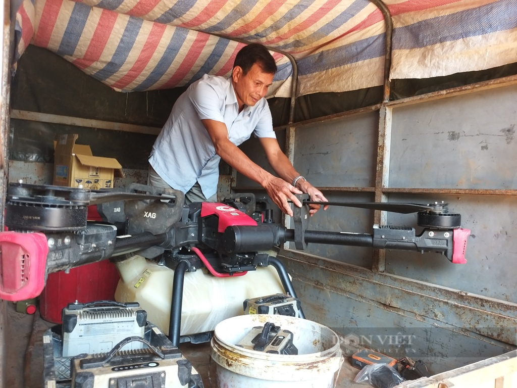 "Góc khuất" chuyển đổi số nông nghiệp: Những "đại điền" chưa thể lái máy bay phun thuốc trừ sâu (Bài 2) - Ảnh 2. "Góc khuất" chuyển đổi số nông nghiệp: Những "đại điền" chưa thể lái máy bay phun thuốc trừ sâu (Bài 2) - Ảnh 2.