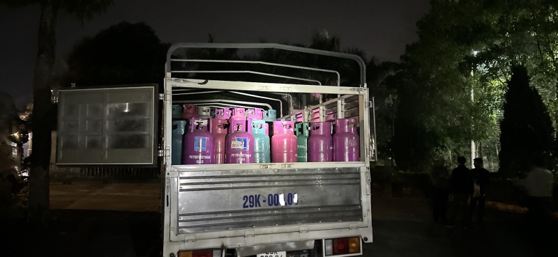 Thái Bình: Tạm giữ phương tiện chở hàng trăm bình gas chưa rõ nguồn gốc Thái Bình: Tạm giữ phương tiện chở hàng trăm bình gas chưa rõ nguồn gốc