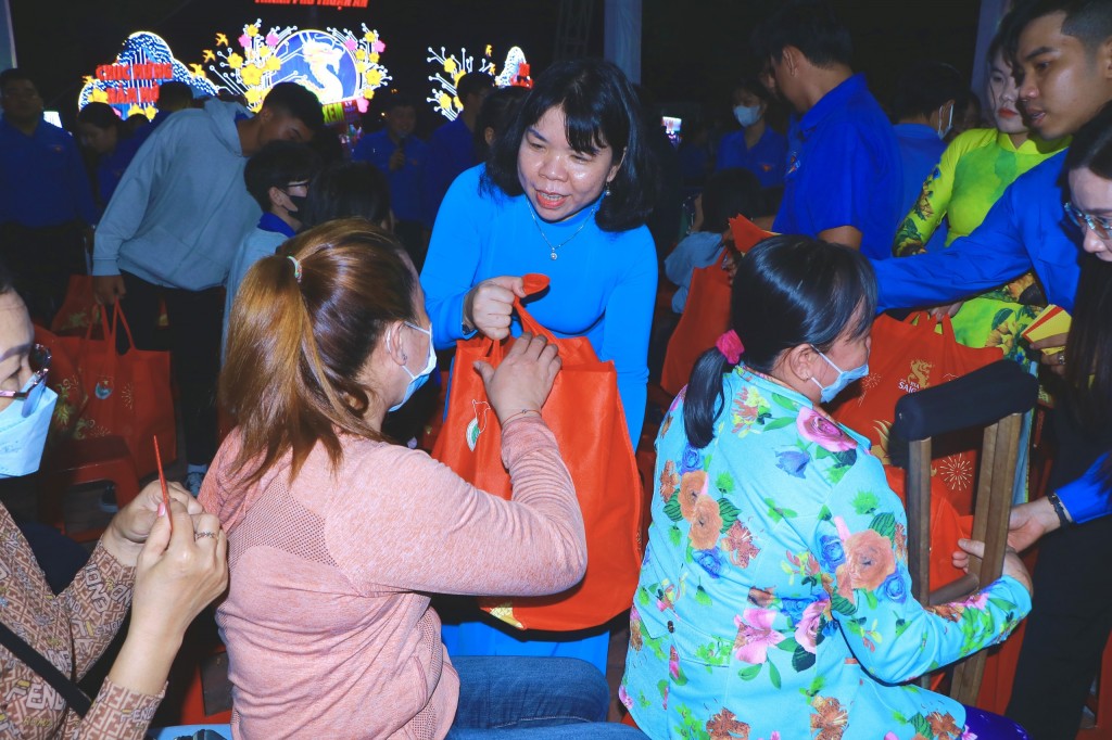 . Những phần quà hỗ trợvới mong muốn chia sẻ một phần khó khăn với công nhân lao động ở Bình Dương. . Những phần quà hỗ trợvới mong muốn chia sẻ một phần khó khăn với công nhân lao động ở Bình Dương.