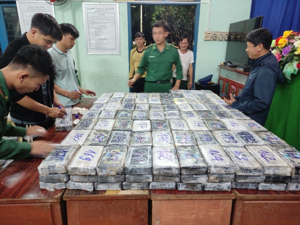 Hàng trăm gói nghi ma túy dạt vào bờ biển Bình Sơn Hàng trăm gói nghi ma túy dạt vào bờ biển Bình Sơn