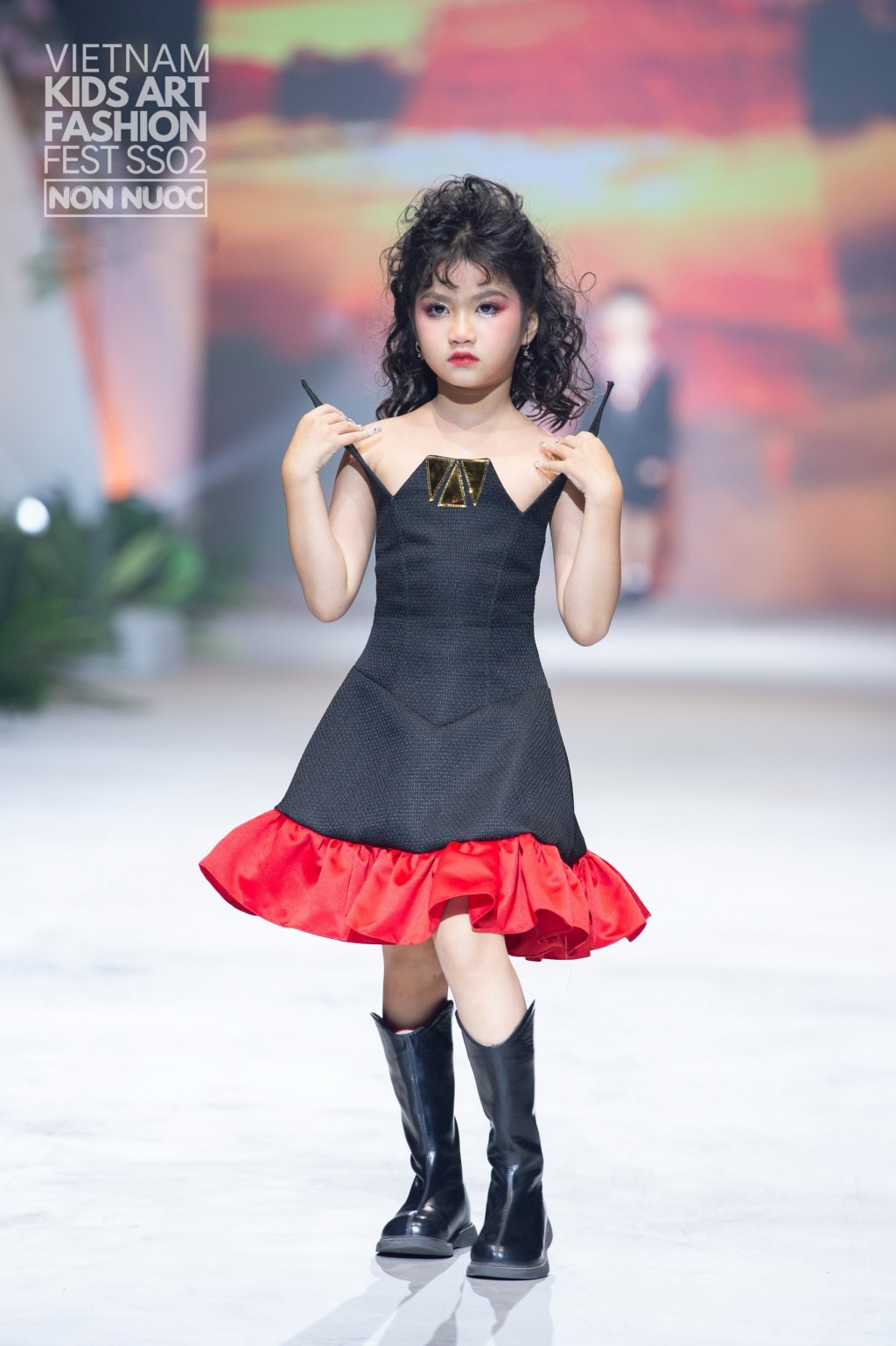 Mẫu nhí Thái Trân trình diễn trang phục cho bộ sưu tập mới của Nhà thiết kế Trần Minh Mẫu nhí Thái Trân trình diễn trang phục cho bộ sưu tập mới của Nhà thiết kế Trần Minh