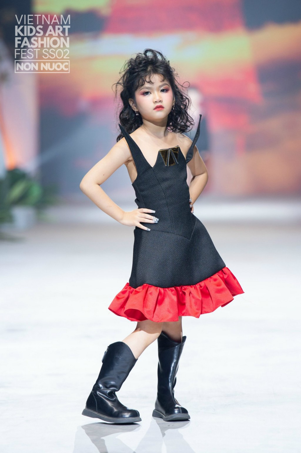 Mẫu nhí Thái Trân diễn vedette gây ấn tượng Mẫu nhí Thái Trân diễn vedette gây ấn tượng