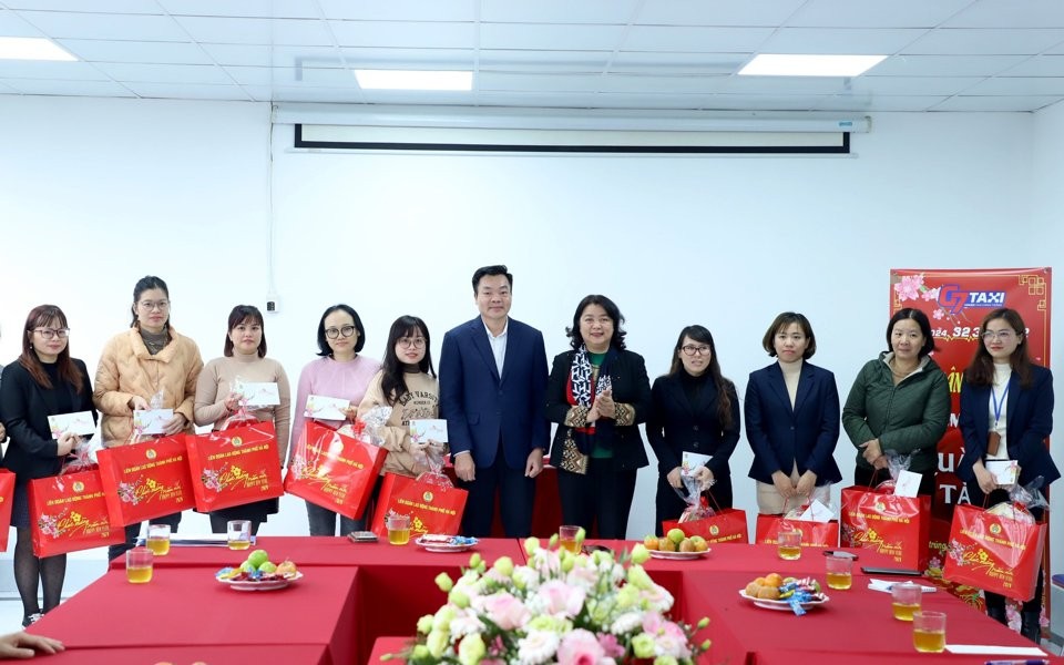 Đồng chí Nguyễn Thị Thu Thuỷ trao quà tặng cho người lao động tại Công ty Cổ phần Quản lý G7 Taxi Đồng chí Nguyễn Thị Thu Thuỷ trao quà tặng cho người lao động tại Công ty Cổ phần Quản lý G7 Taxi