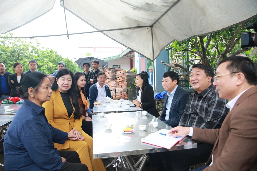 Trao kinh phí xây Nhà đại đoàn kết cho hộ nghèo huyện Thanh Oai Trao kinh phí xây Nhà đại đoàn kết cho hộ nghèo huyện Thanh Oai