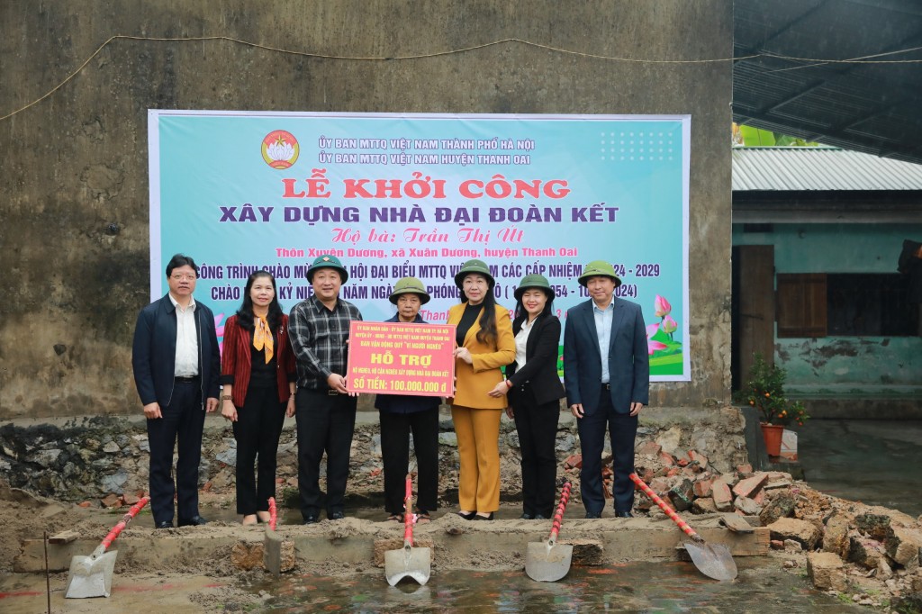 Trao kinh phí xây Nhà đại đoàn kết cho hộ nghèo huyện Thanh Oai Trao kinh phí xây Nhà đại đoàn kết cho hộ nghèo huyện Thanh Oai