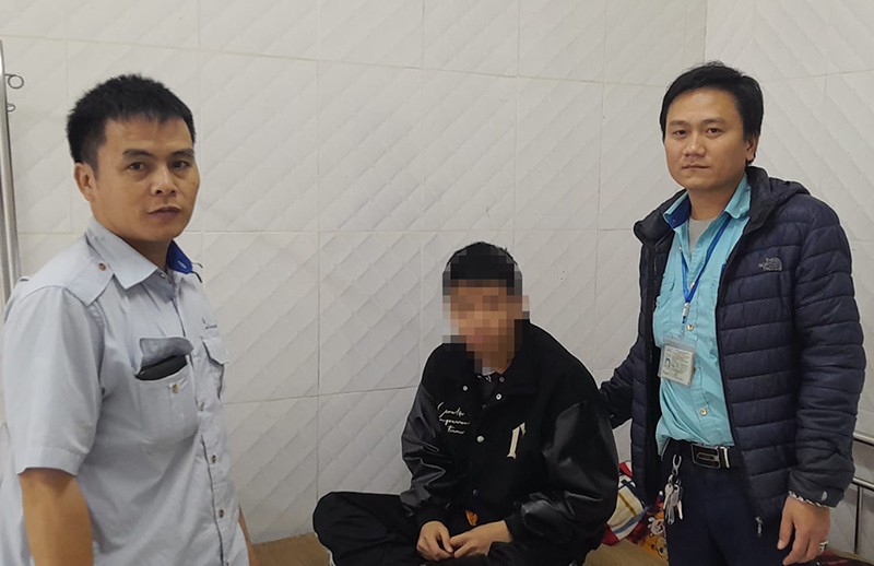 Sau khi đưa nạn nhân vào trạm y tế cấp cứu, tài xế Chi (bên phải) và phụ xe Thắng (bên trái) đã liên hệ chờ người thân của nạn nhân đến mới tiếp tục lên đường làm nhiệm vụ Sau khi đưa nạn nhân vào trạm y tế cấp cứu, tài xế Chi (bên phải) và phụ xe Thắng (bên trái) đã liên hệ chờ người thân của nạn nhân đến mới tiếp tục lên đường làm nhiệm vụ