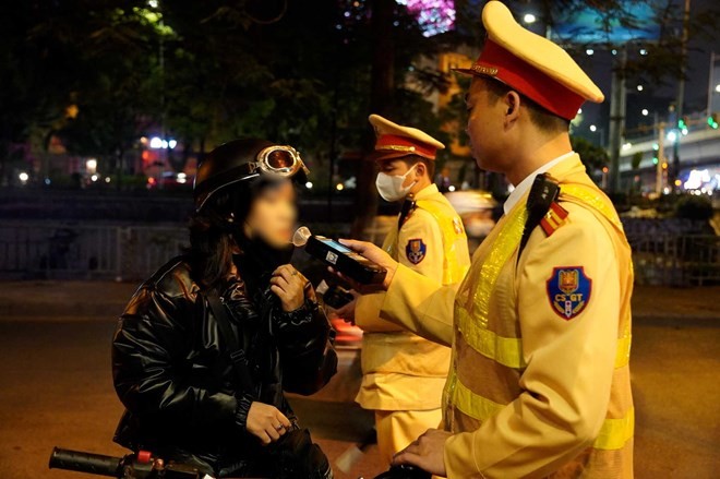 Cảnh sát giao thông kiểm tra nồng độ cồn. Cảnh sát giao thông kiểm tra nồng độ cồn.