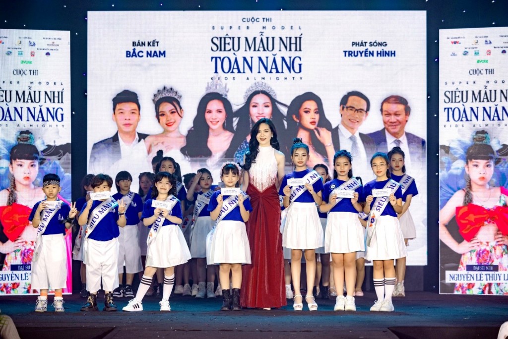 Hoa hậu Lương Kỳ Duyên trao tấm vé vào Chung kết tới các bé Hoa hậu Lương Kỳ Duyên trao tấm vé vào Chung kết tới các bé
