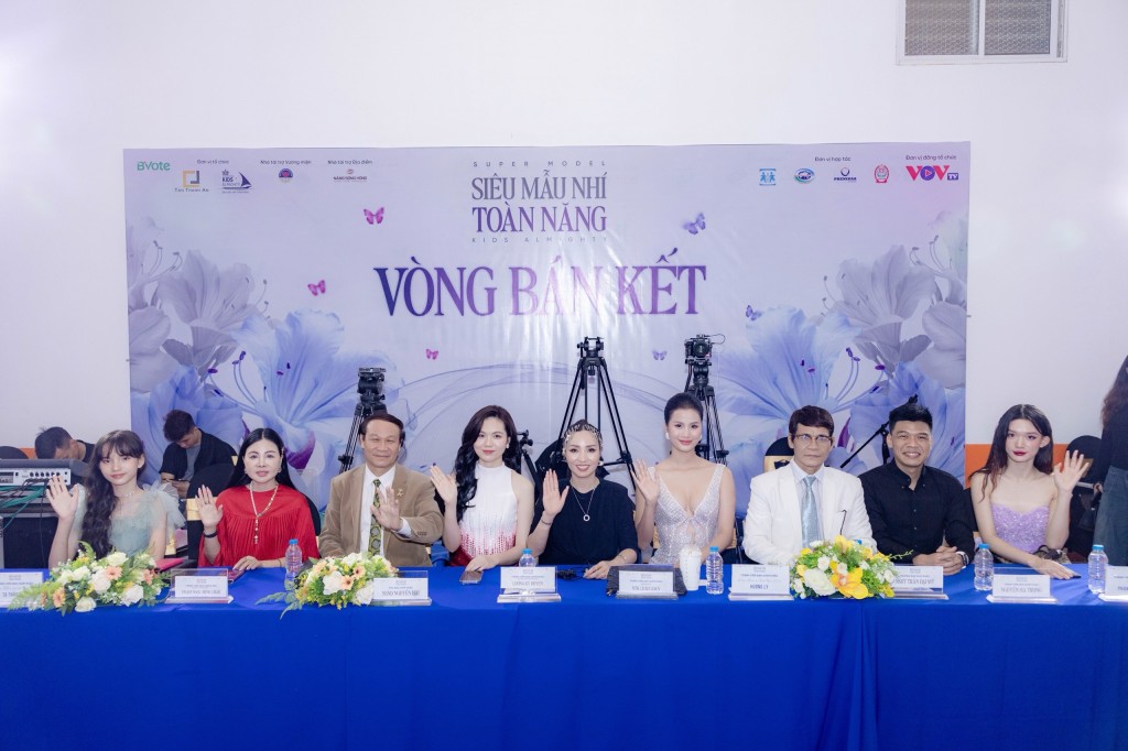 Ban giám khảo vòng bán kết Siêu mẫu nhí toàn năng tại trường Tiểu học Lê Quý Đôn Ban giám khảo vòng bán kết Siêu mẫu nhí toàn năng tại trường Tiểu học Lê Quý Đôn