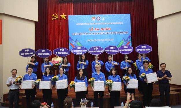 Tuyết Mai (thứ 3 từ phải sang, hàng dưới) cùng các thầy trong Ban Giám hiệu trường và đại diện các đội ra quân Mùa hè xanh Trường Đại học Sư phạm Hà Nội. Tuyết Mai (thứ 3 từ phải sang, hàng dưới) cùng các thầy trong Ban Giám hiệu trường và đại diện các đội ra quân Mùa hè xanh Trường Đại học Sư phạm Hà Nội.
