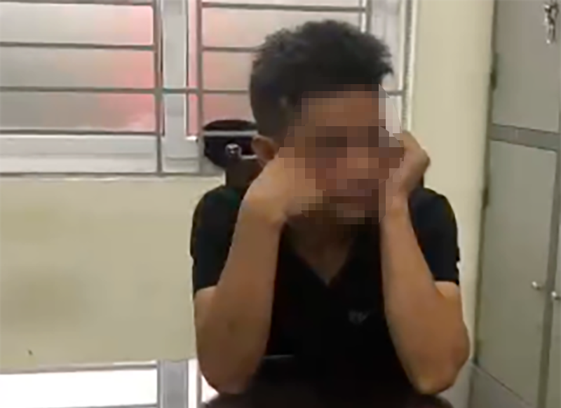 Tổ công tác đưa người đàn ông về trụ sở Công an phường Mỹ Đình 2 để xử lý về hành vi chống người thi hành công vụ Tổ công tác đưa người đàn ông về trụ sở Công an phường Mỹ Đình 2 để xử lý về hành vi chống người thi hành công vụ