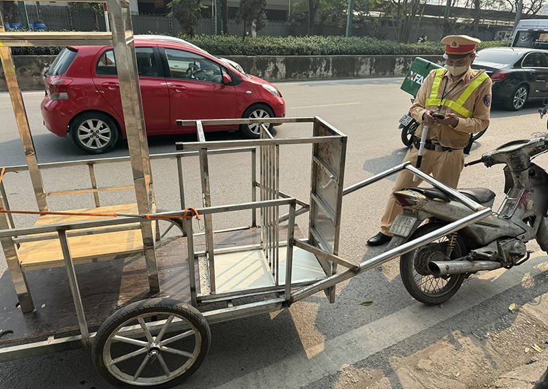 Lập hồ sơ xử lý đối tượng đập phá xe vi phạm giao thông Lập hồ sơ xử lý đối tượng đập phá xe vi phạm giao thông