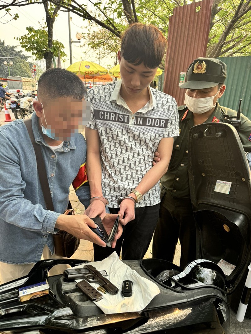 Tổ công tác Y4/141 khống chế đối tượng Vũ Văn Hùng cùng khẩu súng tang vật Tổ công tác Y4/141 khống chế đối tượng Vũ Văn Hùng cùng khẩu súng tang vật