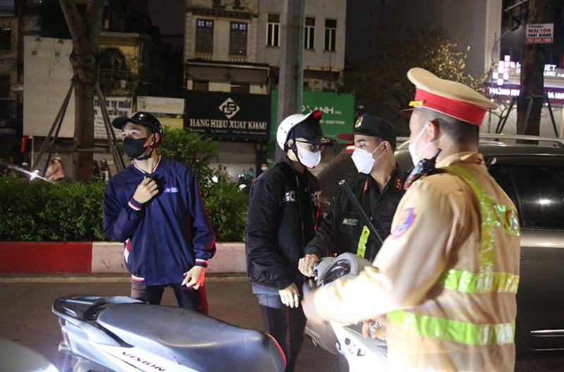 Lực lượng 141 kiểm tra, xử lý các đối tượng thanh thiếu niên có biểu hiện gây rối trật tự công cộng. Lực lượng 141 kiểm tra, xử lý các đối tượng thanh thiếu niên có biểu hiện gây rối trật tự công cộng.