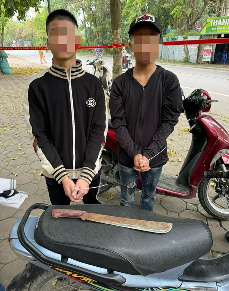 Tổ công tác Y13/141 bắt giữ hai đối tượng mang theo dao sang xã bên tìm đối thủ giải quyết mâu thuẫn Tổ công tác Y13/141 bắt giữ hai đối tượng mang theo dao sang xã bên tìm đối thủ giải quyết mâu thuẫn