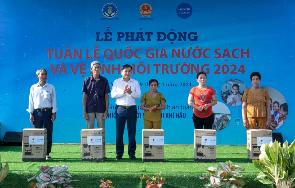 Phân bón Cà Mau hết lòng vì bà con nông dân vùng mặn Phân bón Cà Mau hết lòng vì bà con nông dân vùng mặn