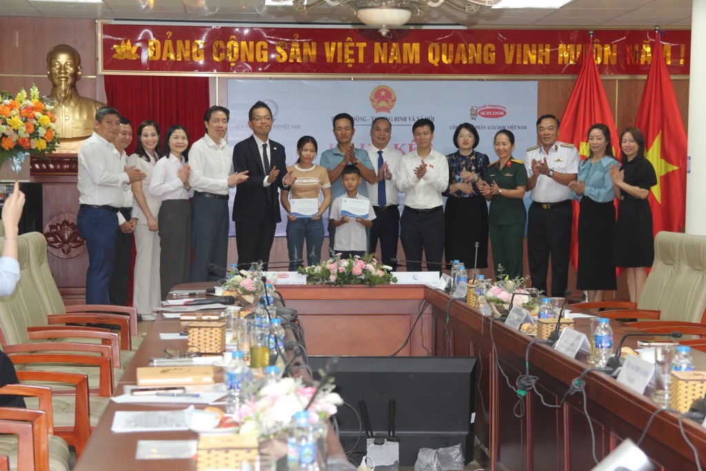Hai em đầu tiên được thụ hưởng sự hỗ trợ Hai em đầu tiên được thụ hưởng sự hỗ trợ