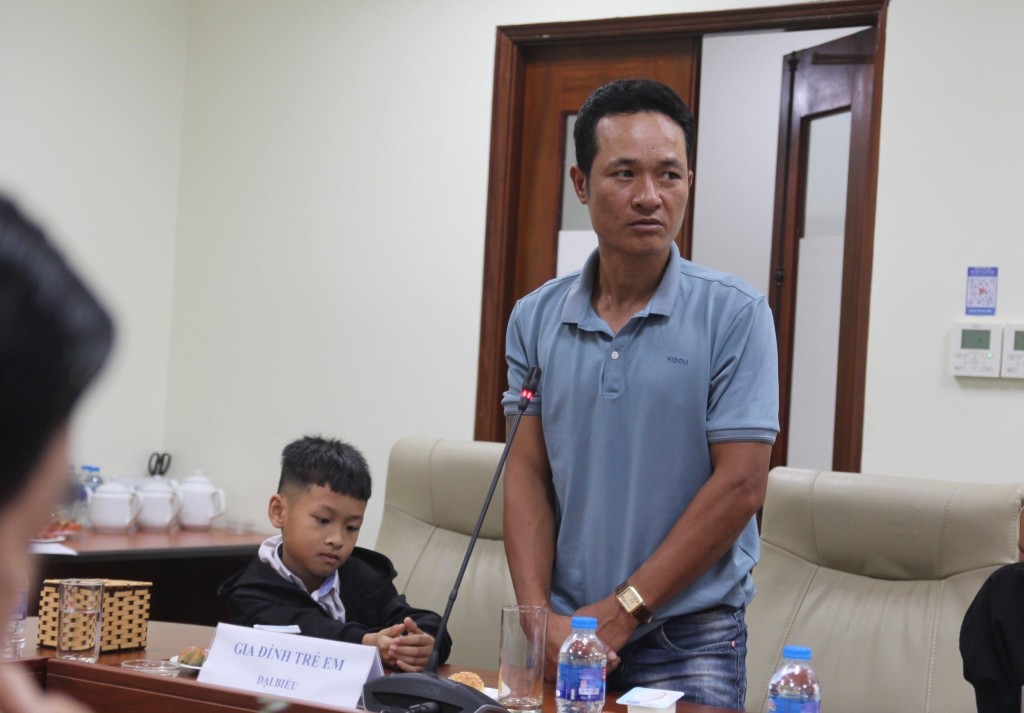 Đại diện gia đình trẻ em được hỗ trợ phát biểu tại lễ kí kết Đại diện gia đình trẻ em được hỗ trợ phát biểu tại lễ kí kết