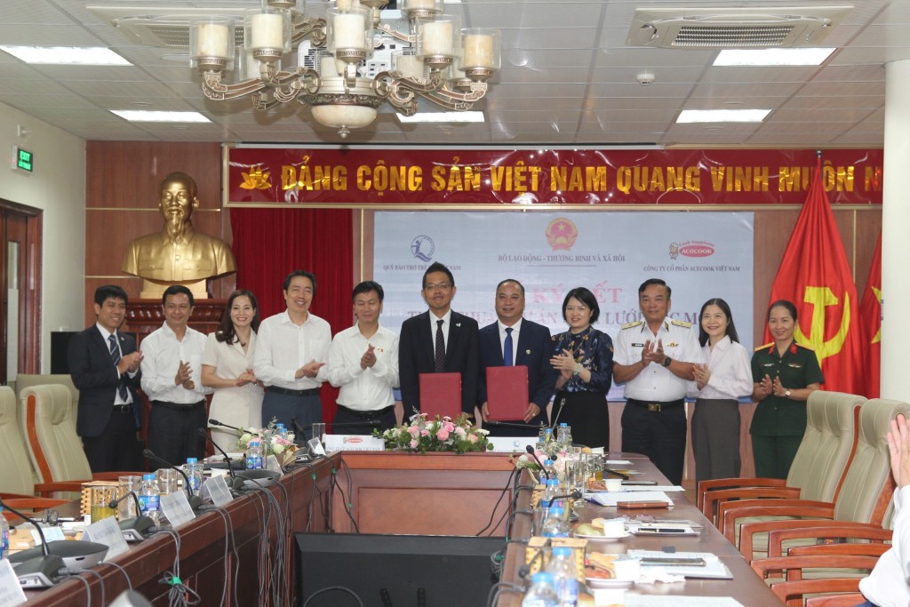 Các đơn vị kí kết thỏa thuận hỗ trợ con em ngư dân Các đơn vị kí kết thỏa thuận hỗ trợ con em ngư dân