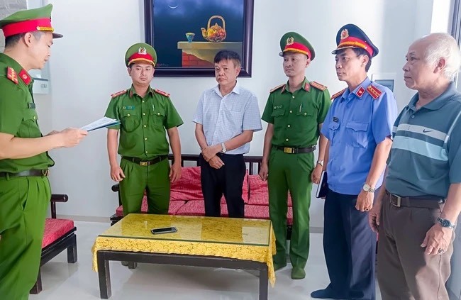 Khởi tố thêm 1 Giám đốc và 1 nguyên Phó giám đốc sau khi mở rộng điều tra vụ án Khởi tố thêm 2 đối tượng nhận hối lộ tại trung tâm đăng kiểm