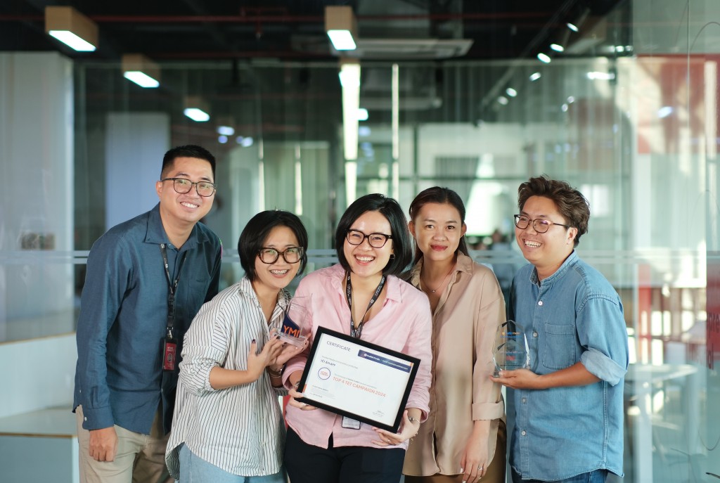 Niềm vui của đội ngũ Home Credit với thành công của chiến dịch “Tết Ấm App”. Niềm vui của đội ngũ Home Credit với thành công của chiến dịch “Tết Ấm App”.