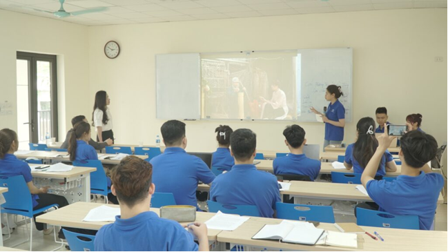 Môi trường học tập thoải mái và năng động (Ảnh trên: Trong giờ học của Lớp 521 Khoa Quan hệ công chúng- Truyền thông) Môi trường học tập thoải mái và năng động (Ảnh trên: Trong giờ học của Lớp 521 Khoa Quan hệ công chúng- Truyền thông)