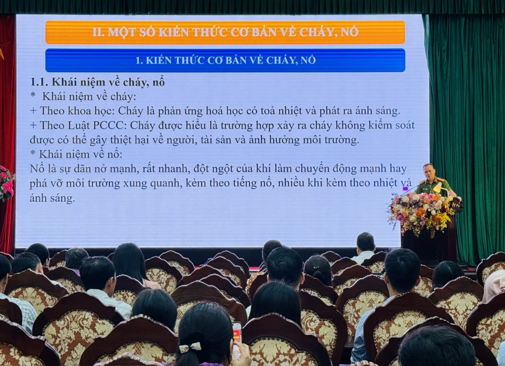 Thượng tá Nguyễn Tiến Nam trình bày tại Hội nghị báo cáo viên tháng 6 năm 2024 Thượng tá Nguyễn Tiến Nam trình bày tại Hội nghị báo cáo viên tháng 6 năm 2024