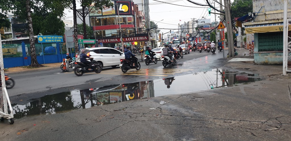 vũng nước lớn xuất hiên ngay trước cây xăng đối diện  Cung Thiếu nhi sau khi dự án được khánh thành. (1)