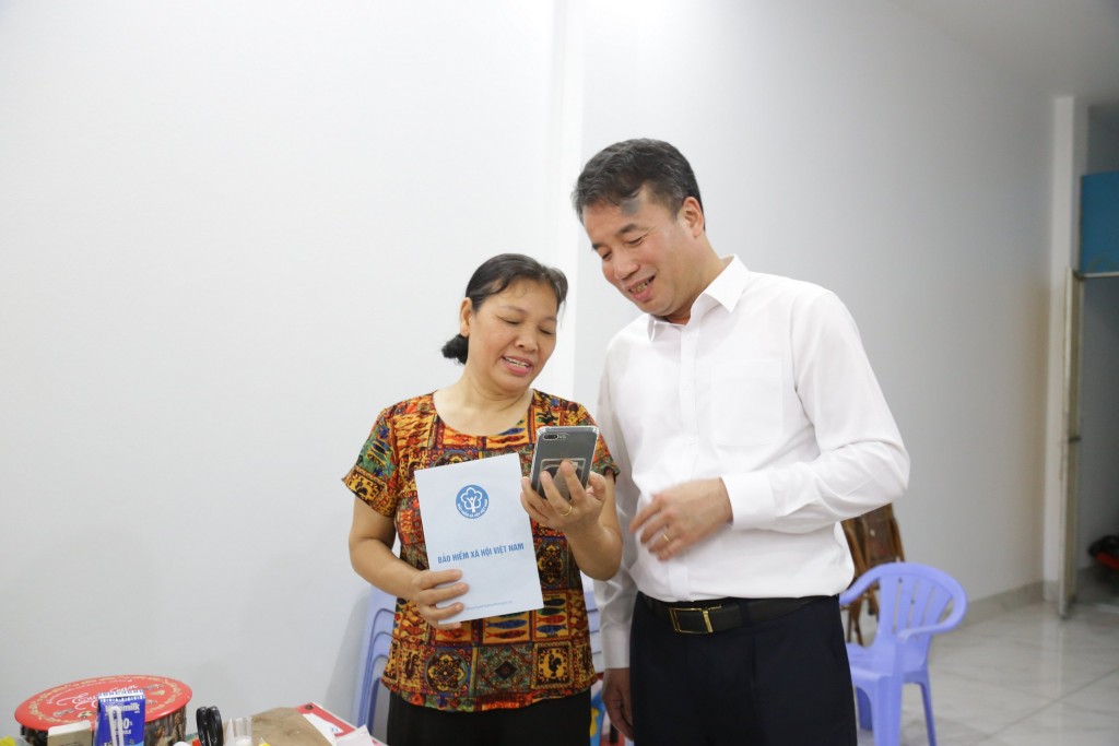 Người dân phấn khởi, vui mừng khi nhận lương hưu mới Người dân phấn khởi, vui mừng khi nhận lương hưu mới