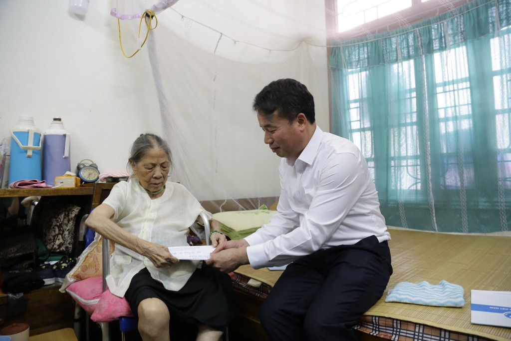 Người dân phấn khởi, vui mừng khi nhận lương hưu mới Người dân phấn khởi, vui mừng khi nhận lương hưu mới